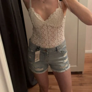 Ljusa jeansshorts  - Super fina shorts som tyvärr inte passar på mig🥲 de är ifrån mango och kostar igentligen 299kr.