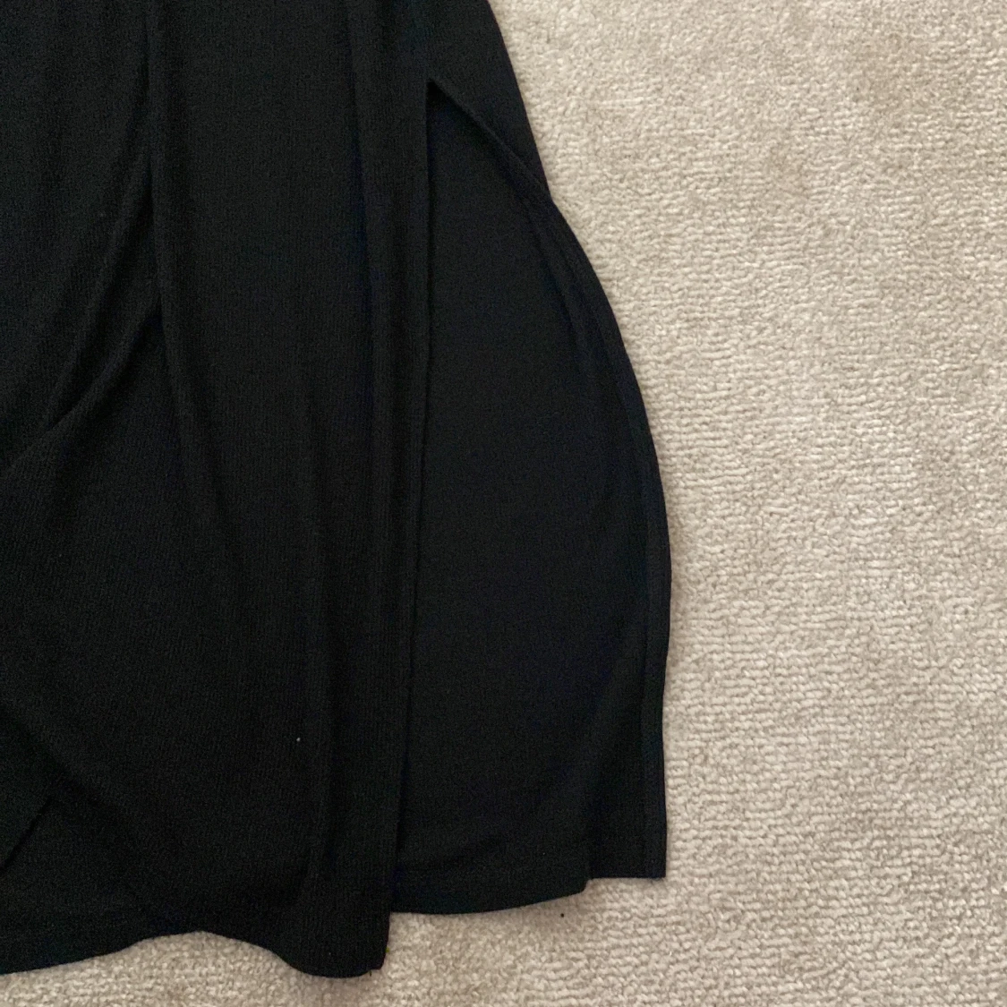 Svart långärmad klänning med slits - 3