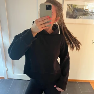 Svart hoodie - Säljer denna svarta hoodie med huva och lång ärm!