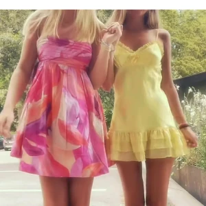 Klänning - Helt slutsåld så fin sommarklänning från H&M, storlek S! 