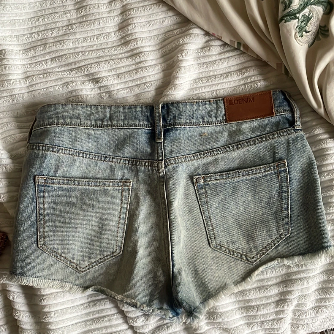 Jeansshorts med strass och rå kant - 3