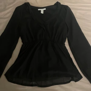 Svart blus - Svart blus från Nelly i fint skick, säljer då den inte kommer till användning. Den är i storlek 36💗