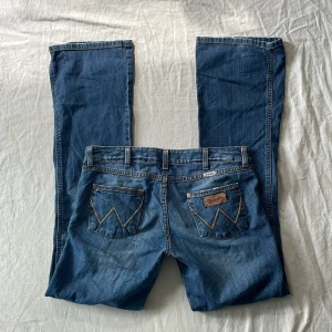 Lågmidjade jeans - Bra skick! Urtvättade (materialet tunnare) mått: midjemått rakt över 41,5 grenhöjd 19,5 benöppning 22,5 innerbenslängd 86,5 cm❤️ jag är 180