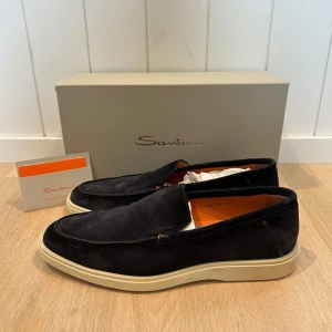 Santoni Loafers - Säljer dessa riktigt snygga och sköna loafersen ifrån Santoni. Inköpta på NK för lite mindre än ett år sedan och knappt använda. Nypris cirka 6000kr. Kvitto finns. Storlek 45 men passar även 44. Bara att höra av sig vid frågor eller funderingar