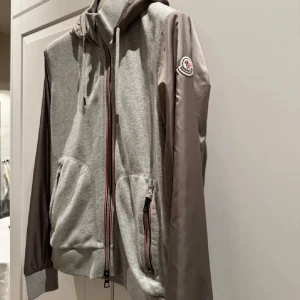 Moncler cardigan  - En eftertraktad Moncler cardigan i storlek:M den är köpt från merchsweden finns.                   MEDFÖLJER:kvitto.                    Den är i nyskick och är i toppen skick.         bara att höra av sig vid minsta lilla fundering. 🤔 