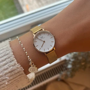 Melrose klocka Daniel Wellington - Stilren klocka från Daniel Wellington med äggskalsvit urtavla och ett elegant mesh armband i roséguld. En klocka som gör underverk för din vardagsoutfit. Justerbar längd 150-205 mm. Köpt för 1700