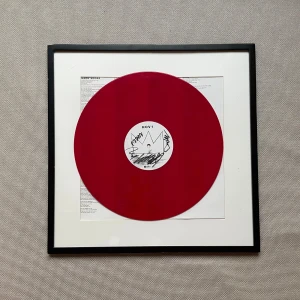 Hov1 vinyl signerad - Vinylskiva av Hov1, signerat av medlemmarna på deras meet and greet 2019 i Stockholm. Innehåller också texthäfte med låttexterna, där man kan stoppa ner skivan. Obs säljes utan ramen!