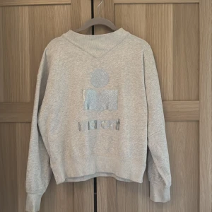 Isabel marant tröja - Jättefin marant tröja som är väldigt sparsamt använd utan några defekter💓kan tänka mig gå ner i pris vid snabb affär
