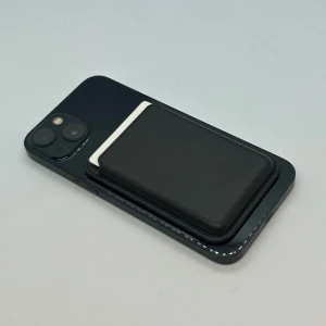 Svart skinnplånbok för kort - Slimmad svart plånbok i skinn med minimalistisk design, perfekt för att hålla dina kort samlade. Den är rektangulär och kompakt, smidig att fästa på baksidan av mobilen eller ha i fickan. Stilren look som passar dig som gillar enkelhet och funktion.