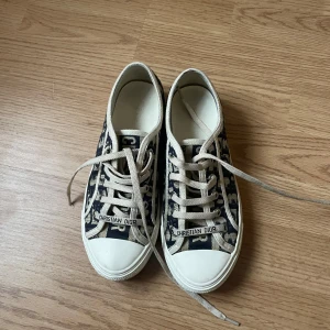 Dior sneakers - Köptes på plick men säljs vidare tyvärr💞