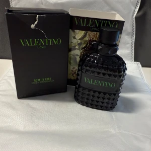 Valentino Uomo Born In Roma parfym - Valentino Uomo Born In Roma Green Stravaganza är en parfym i en cool svart, nitat glasflaska med grön logga. Flaskan rymmer 100 ml och kommer i en snygg svart och grön förpackning med lime och kaffebönor på. Perfekt för dig som gillar unika och fräscha dofter.