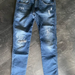 Replay Anbass Jeans - Snygga Replay Anbass jeans i blå tvätt med slim fit passform. I storlek 31/32, sitter tvär bra och är perfekt för alla årstider! (Liten lagning, se sista bild) Vid någon fråga är det bara att höra av sig! /Alex