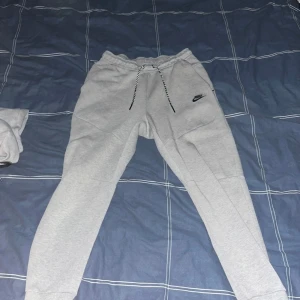 Nike tech - Hej!  Säljer nu min Nike tech byxa då jag växt ur den!  Tagit mycket bra hand om den och är i nyskick, inga fläckar eller dylikt!  Köpt i mal of Scandinavium i Stockholm  Storlek M  Perfekt nu till vintern!