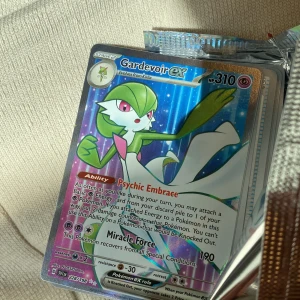 Gardevoir ex - Cool och glittrig Gardevoir ex-kort från Scarlet & Violet-serien! Perfekt för dig som samlar Pokémonkort eller vill boosta din lek med en stark psychic-Pokémon. Kortet har unika förmågor och snygg design som sticker ut i samlingen.
