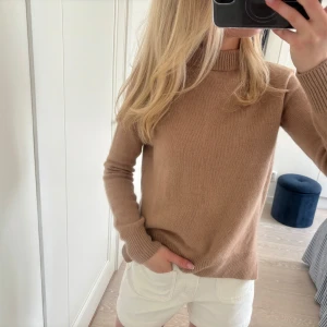 Träja i 100% Kashmir  - Superfin tröja från h&m i 100% kashmir💕 sparsamt använd 