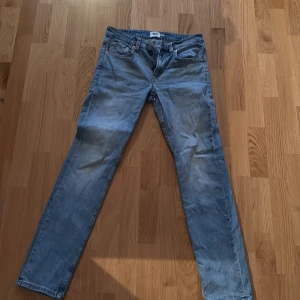 Slim fit jeans från 157, blå, W31 L32 - Snygga ljusblå slim fit jeans från 157 med klassisk femficksdesign och dragkedjegylf. Jeansen har raka ben och är tillverkade i bomull. Perfekta för dig som gillar en smalare passform och stilren look.