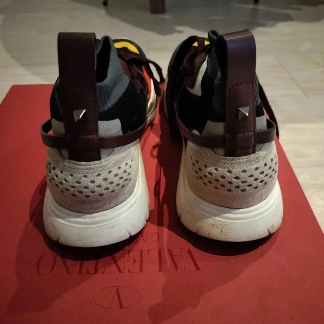 Valentino Garavani sneakers i rött och svart - 2