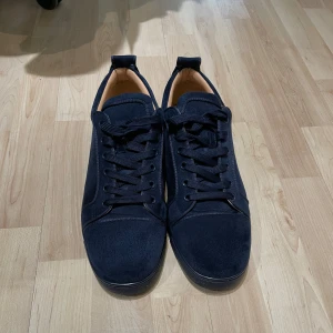 Louboutin skor - Säljer nu dessa tvärfeta loubsen utan spikar som är väldigt snygga och passar till alla tillfällen. Skorna är använda en gång och är i princip helt nya. Skorna kommer med alla tillbehör som är med på bilderna. Vid funderingar så är det bara att fråga.