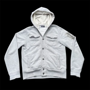 Ralph Lauren Cardigan - Säljer nu denna skitsnygga RL hoodie/jacka. Perfekt för kyliga sommarkvällar! Hoodien är i gott skick, den har en lagning på baksidan men den syns inte eftersom luvan ligger över. Längd fr axeln: 64cm, armlängd fr axeln: 67cm och bröstvidd: 55cm. Hör av dig vid minsta fundering🙌 OBS jag är borta hela vecka 31 så kan ej frakta då.