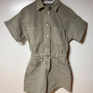 Jumpsuit / byxdress grön Zara  - Zara jumpsuit, storlek xs men passar även s. Köp sker via köp nu, jag postar inom 24h. Kvar tills markerad såld 