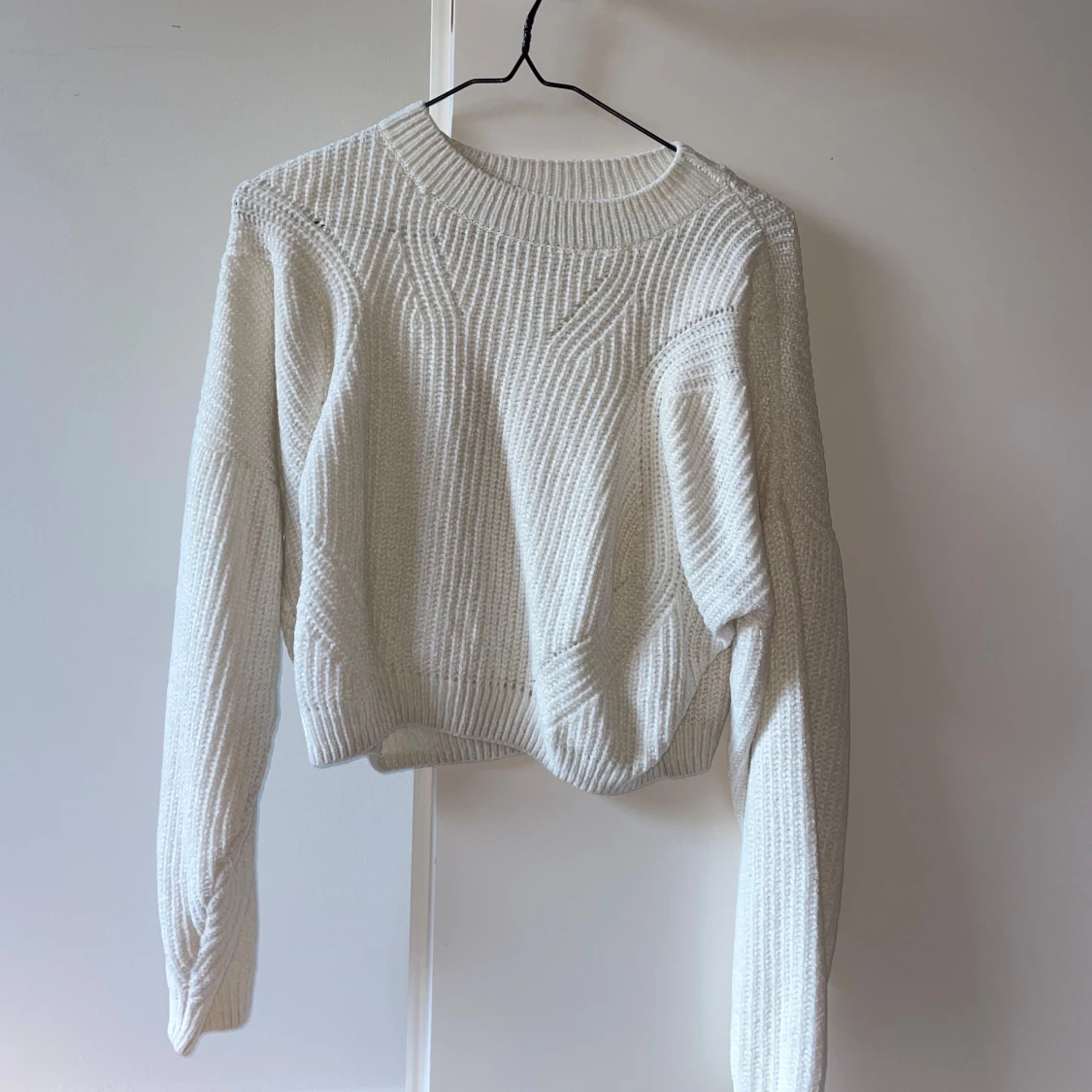 Vit mjuk ribbstickad tröja 