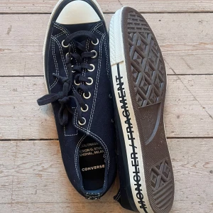 Converse Moncler Fragment Chuck Taylor - Säljer återigen min brorsas gamla skor denna gång svarta Converse Chuck Taylor All Star i collab med Moncler/Fragment. Inga defekter, så gott som nya och i storlek 44