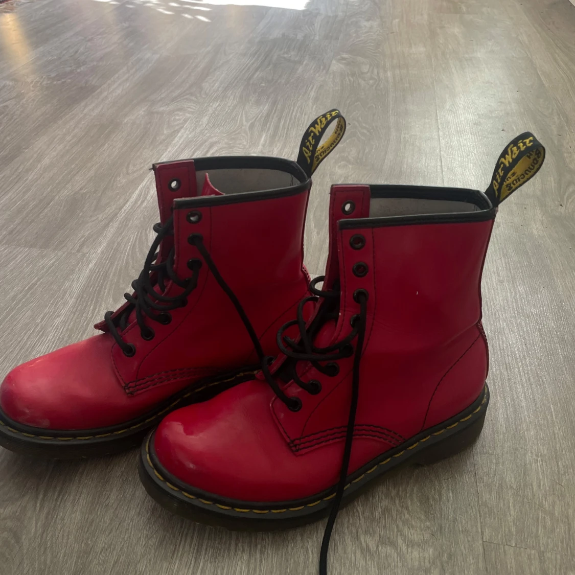 Röda Dr. Martens skor - 2