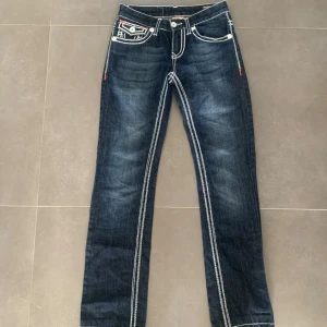 True Religion Jeans - Säljer dessa straight fit True Religion jeans då de var för små för mig. Sparsamt använda och inga defekter.