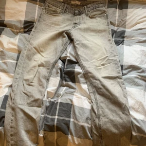 Gråa Jack & Jones Jeans - Jack & Jones Chris Loose Jeans i storlek 30/32.
