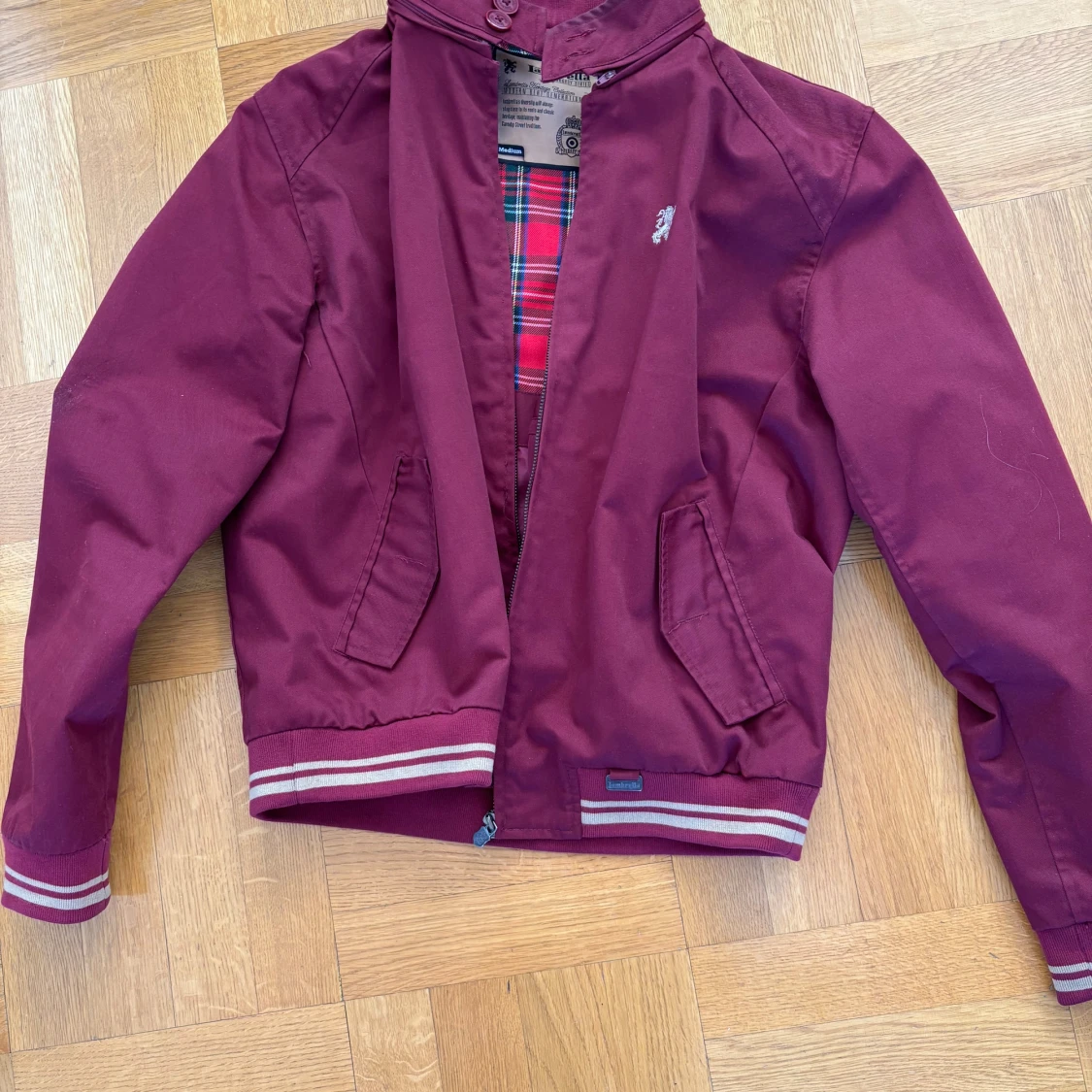 Vinröd bomberjacka med rutigt foder från Lambretta