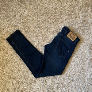 Replay anbass hyperflex slim fit jeans - Snygga blå jeans från Replay, modell Anbass med hyperflex. Mycket bra skick, inga märkvärda anmärkningar. Storlek 30/34 mått kan sålklart skickas vid osäkerhet. Riktigt mjuka och stretchiga i materialet. Postas antigen samma dag som köp eller dagen därpå, sänker priset 50kr vid snabb och smidig affär 💯🙌