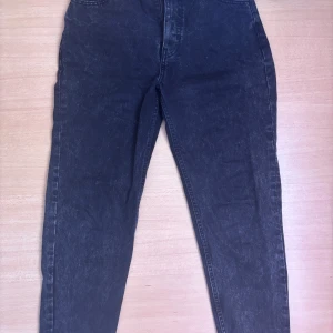 Svarta mom jeans från Bershka - Säljer ett par svarta mom jeans från Bershka. De har en hög midja och en avslappnad passform som ger en trendig look. Perfekta för en casual stil. 🖤