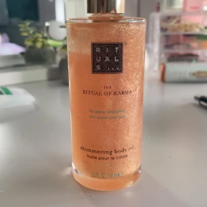 Shimmering Body Oil från Rituals - Säljer en lyxig Shimmering Body Oil från Rituals i serien The Ritual of Karma. Denna kroppsolja ger en vacker glans och har en härlig doft. Perfekt för att ge huden en skimrande finish.