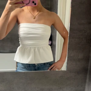 As snygg topp - As snygg topp som jag köpte på Vinted för 350kr💓😇vet inte vart den är ifrån då lappen är borta men skulle gissa på Zara då jag har en som ser likadan ut från Zara💓🌺aldrig använd