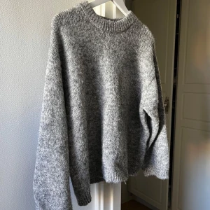 Grå stickad tröja - Grå stickad tröja från GinaTricot i storlek S. Knappt använd, fint skick!