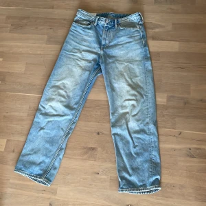 Blå jeansbyxor - Säljer ett par klassiska blå jeansbyxor med loose passform. 