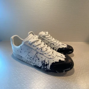 Maison margiela skor - Tjena! Säljer nu mina extremt snygga och eftertraktade maison margiels med blått paint splatter. Skorna är aldrig använda och storlek 45. Äkhetsbevis finns! Finns inte att hitta någonstans! Priset är inte hugget i sten så hör av dig vid minsta fundering:).                       Obs: ingen box då den är sönder!