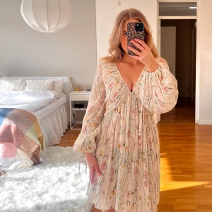 Plisserad blommig sommarklänning - En magisk sommarklänning som är helt ny med prislapp, endast testad för att kunna ta bilderna 🌸 klänningen är i stl S och perfekt för midsommar/sommar. Helt slutsåld på H&Ms hemsida.