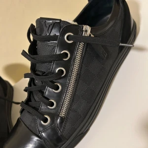 Louis Vuitton sneakers  -    Säljer ett par exklusiva Louis Vuitton sneakers  i toppskick. Snygg design med premiumkänsla rakt igenom – perfekt för dig som gillar streetstyle med en lyxig touch. Äkta vara med originaldetaljer och loggor.   Storlek: 43 Skick: Mycket bra skick Inköpta för: 7999kr Mitt pris: 2599kr   Äkthet garanteras DAMIER GRAPHITE AVENTURE ZIP