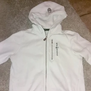 Vit hoodie från Sail Racing - En vit sail racing! Säljs pågrund av brist på användning 😅 Inga defekter. Storlek S. KOM JÄTTEGÄRNA MED BUD!!!