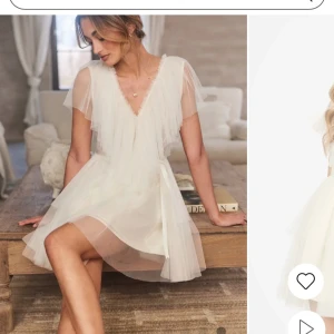 Vit klänning från Ida Sjöstedt -  klänning från Ida Sjöstedt med v-ringad design och volangdetaljer. Perfekt till studenten och midsommar😍😍Helt ny och är endast testad med lappen kvar. Kan tänka mig gå ner i pris vid snabb affär!