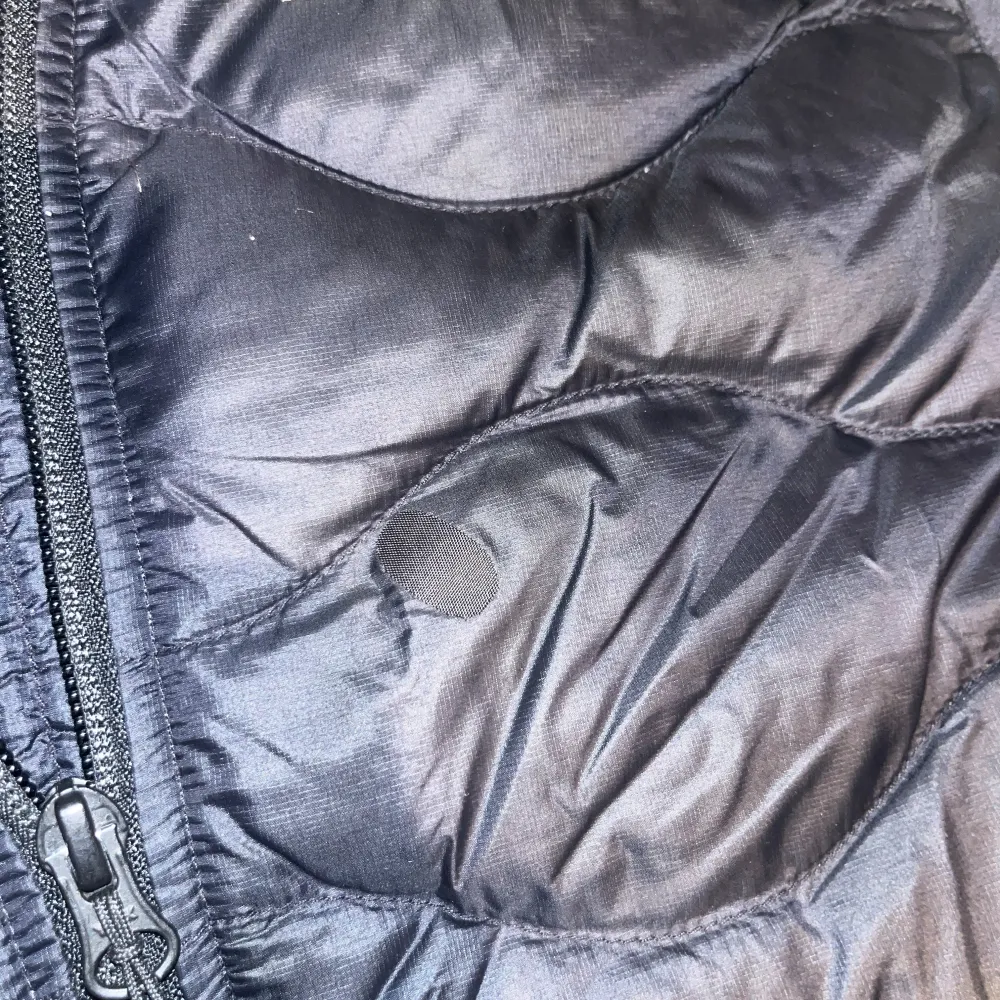 Säljer en svart dunväst från Peak Performance med dragkedja. Den har två hål vid bröstet som är lagat med laglapp hos skräddare men de syns knappt 😁 Som ny annars. . Takit.