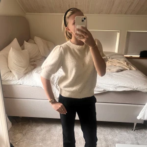 Beige puffärmad tröja - Beuh stickad tröja med puffiga kortärmar. Storlek xs. Hade ett hål i armen som nu är lagat. Smått nopprig