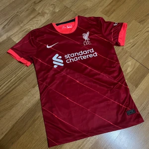 Liverpool Tröja - Säljer min Liverpool tröja, storlek S. Produkten är i väldigt bra skick. Priset kan diskuteras vid köp av snabb affär