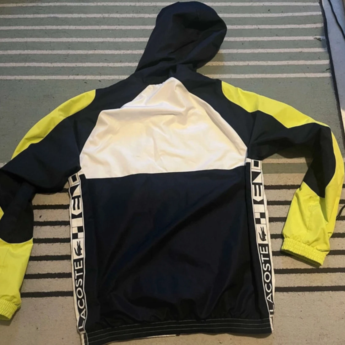 Vit och gul vindjacka från Lacoste - 1