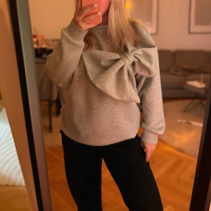 Sweatshirt  - Säljer denna otroligt mysiga och mjuka lite oversize tröjan som jag köpte på Beccasin som i sin tur kommer från Vila. Jättefin i skicket och använt fåtal gånger💓