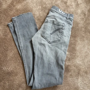 Dondup Georage w30 - Nu säljer vi ett par dondup i modellen Georage skinny fit  som är den snyggaste och bästa Jensen just nu. Jeansen har ett hål i skrevet men som är lagat därför sänks priset skicka vid minsta fundering 🤝