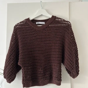 Brun stickad tröja från Zara - Säljer en brun stickad tröja från Zara!