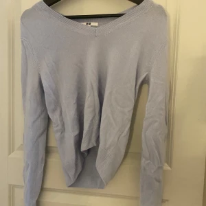 Ljusblå kashmirtröja från Uniqlo - Säljer en mjuk och elegant ljusblå kashmirtröja från Uniqlo. Tröjan har en v-ringad design och långa ärmar, perfekt för en stilren look. Passar utmärkt för både vardag och speciella tillfällen.