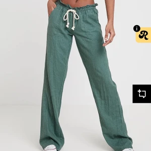 Gröna Roxy linnebyxor - Snygga gröna linnebyxor från Roxy med snörning i midjan. Helt nyskick❣️ kom privat för övriga frågor❣️